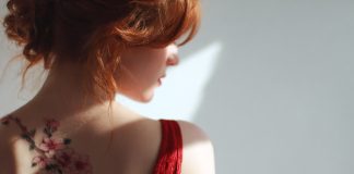 Tatouage Fleur de Cerisier : Quand l’Art Rencontre l’Émotion tatouage fleur de cerisier