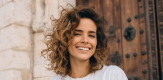 Créer un t-shirt personnalisé pour femme : astuces, inspirations et services sur-mesure créer un t-shirt personnalisé pour femme