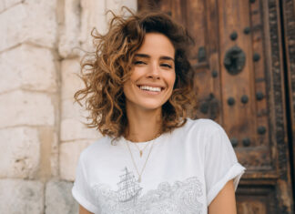 Créer un t-shirt personnalisé pour femme : astuces, inspirations et services sur-mesure créer un t-shirt personnalisé pour femme