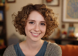 La coupe très courte frisée : l’audace qui libère coupe courte cheveux frisés femme