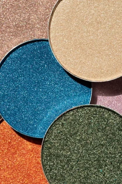 Maquillage avec des fards prune, violet et aubergine accentuant des reflets verts sur les yeux