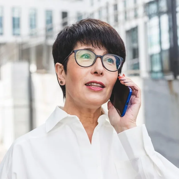 coupe courte femme 60 ans avec lunettes