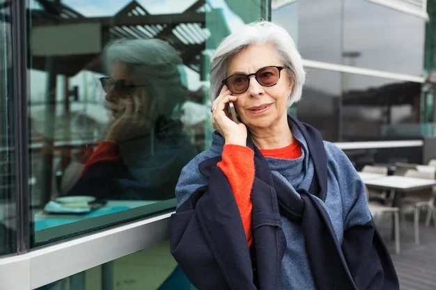 coupe courte femme 60 ans avec lunettes
