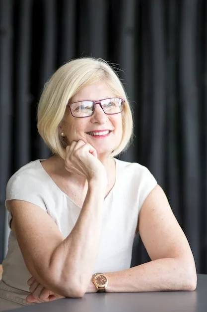 coupe courte femme 60 ans avec lunettes