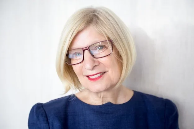 coupe courte femme 60 ans avec lunettes