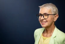 7 règles pour réussir sa coupe courte à 60 ans quand on porte des lunettes coupe courte femme 60 ans avec lunettes
