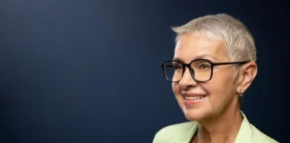 7 règles pour réussir sa coupe courte à 60 ans quand on porte des lunettes coupe courte femme 60 ans avec lunettes