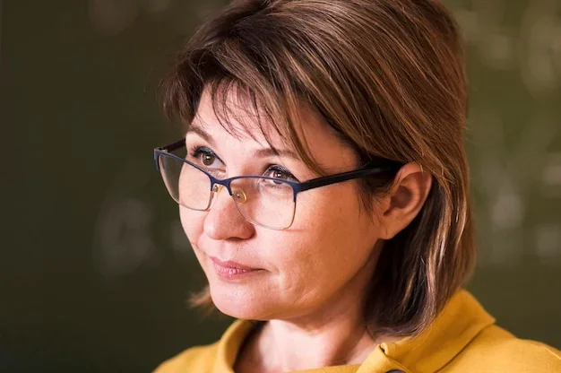 coupe courte femme 60 ans avec lunettes