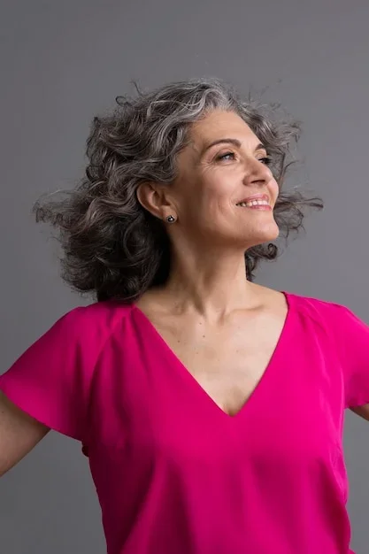 coupe-cheveux-mi-long-degrade-effile-avec-frange-femme-50-ans