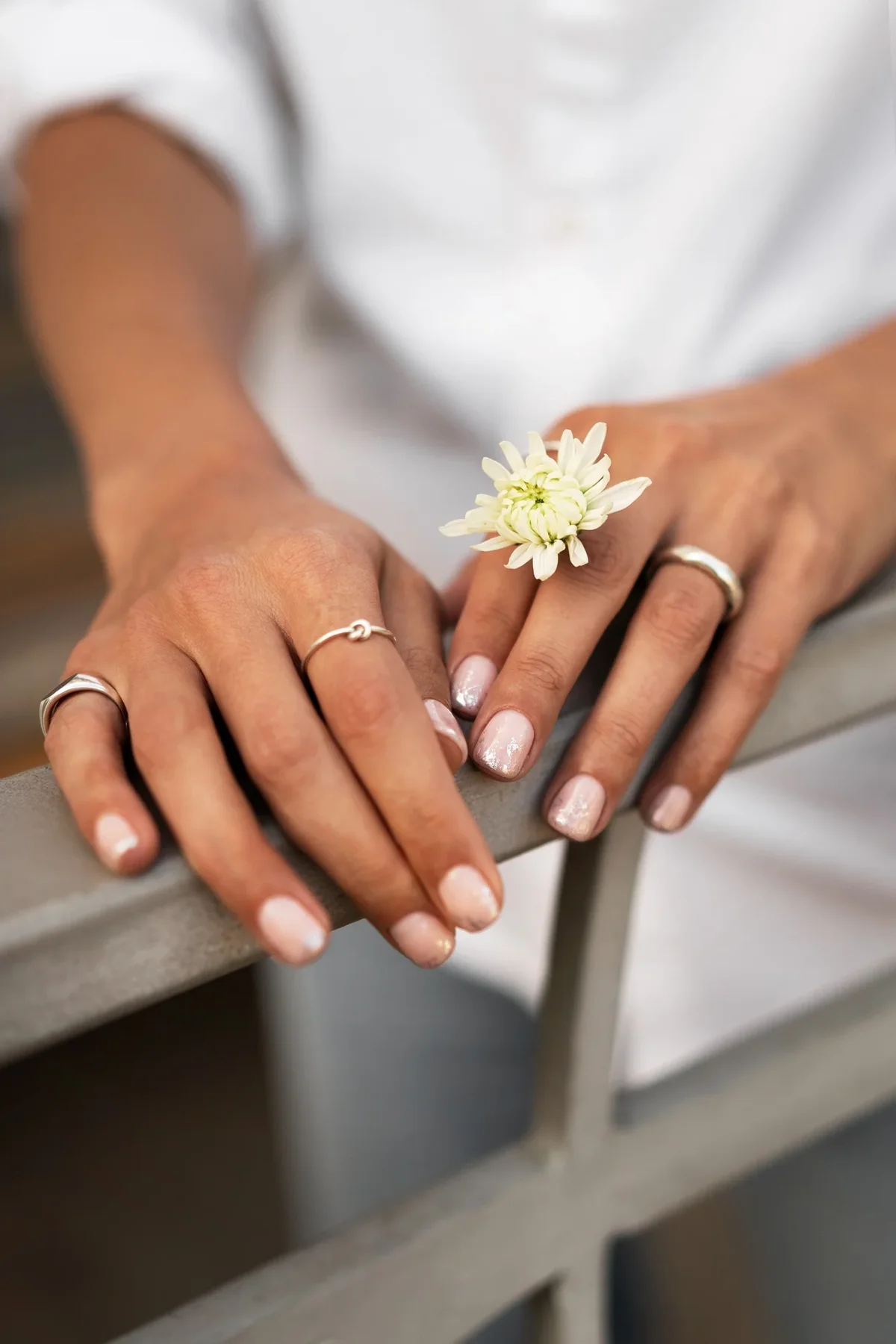 manucure ongles or et blanc