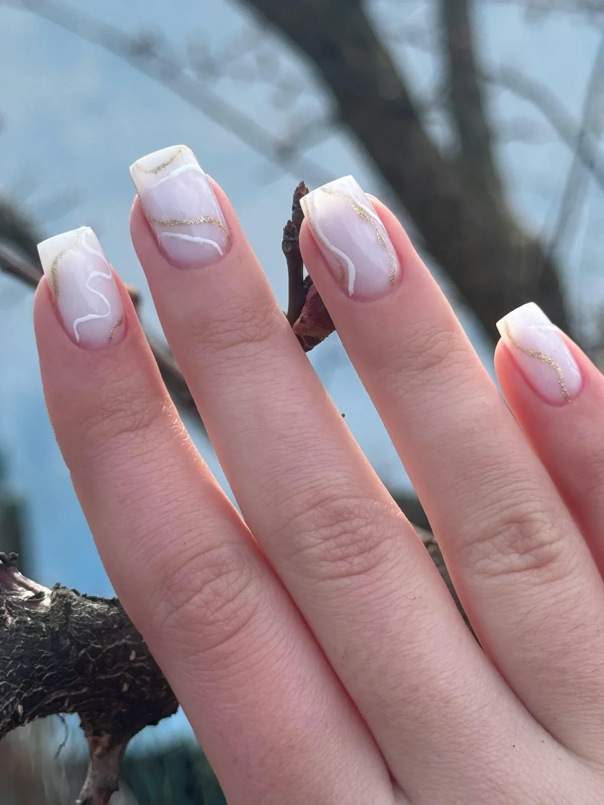 manucure ongles or et blanc