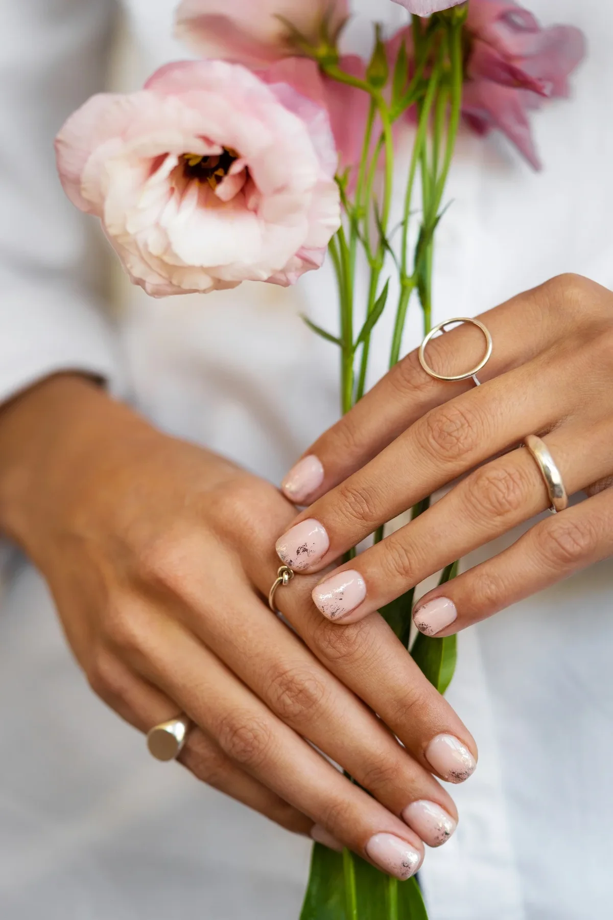 manucure ongles or et blanc
