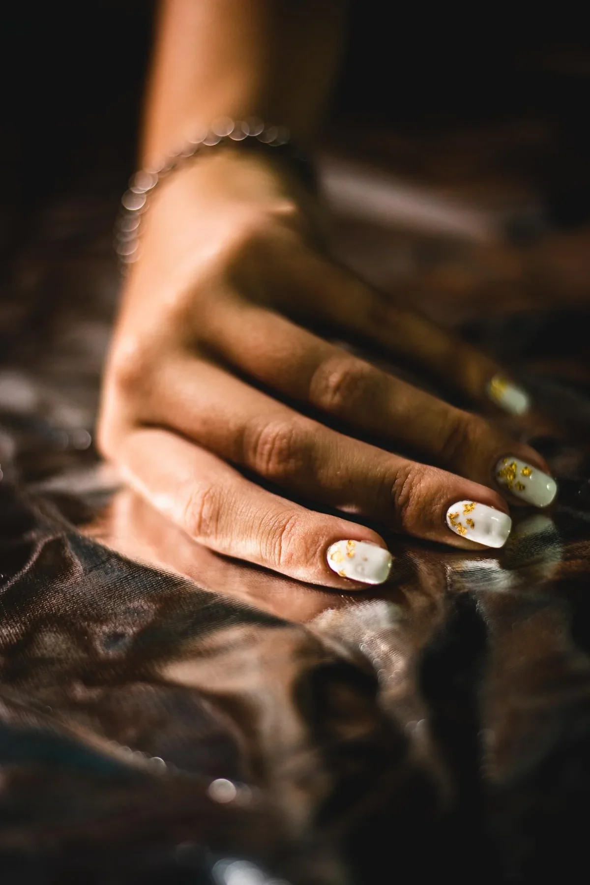 manucure ongles or et blanc