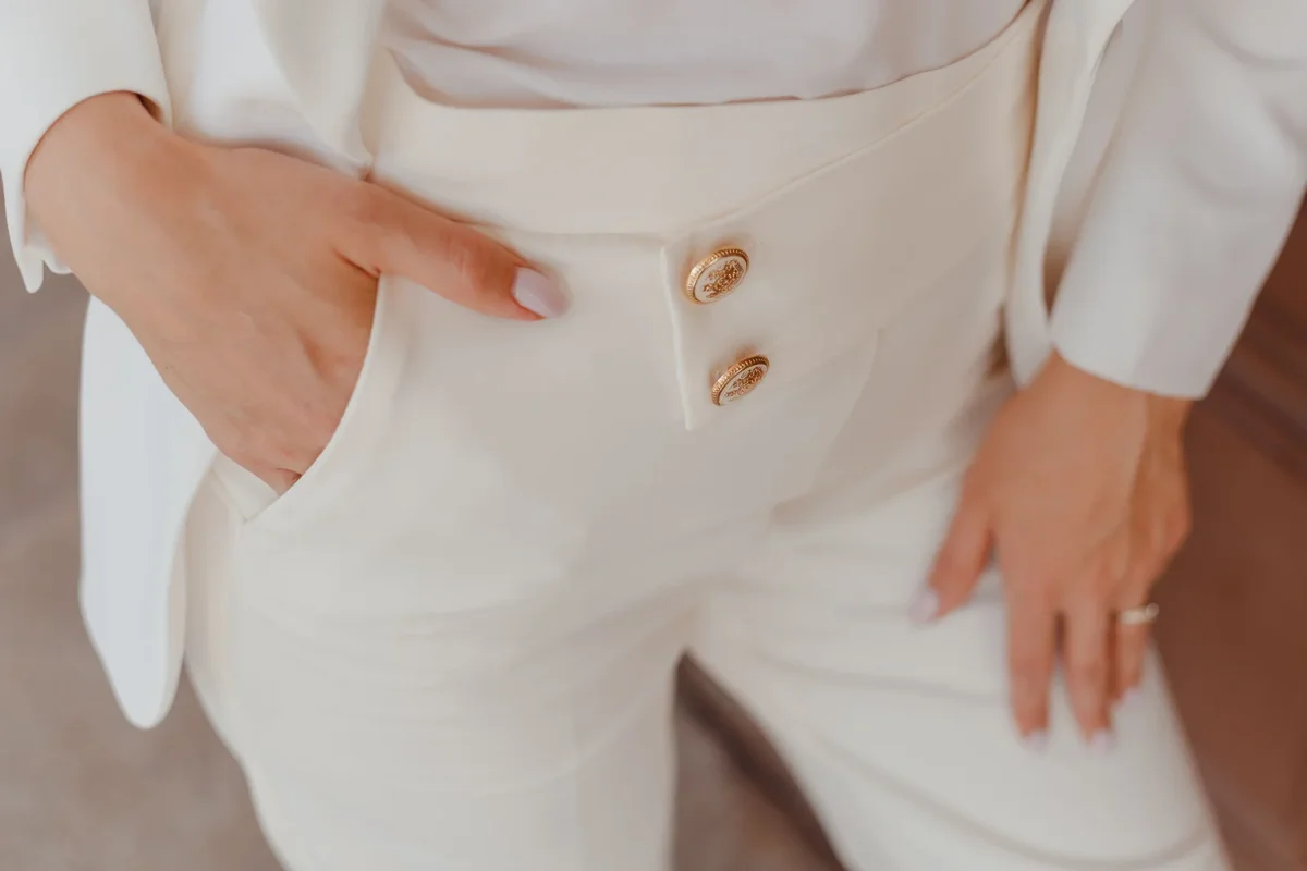 Femme portant un pantalon long ajusté dans un cadre urbain élégamment stylé