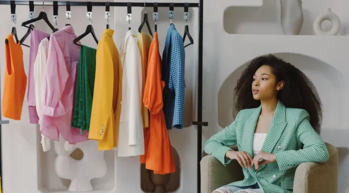 Associer les couleurs pour s’habiller : 7 règles qui évitent la faute de goût associer les couleurs pour s'habiller