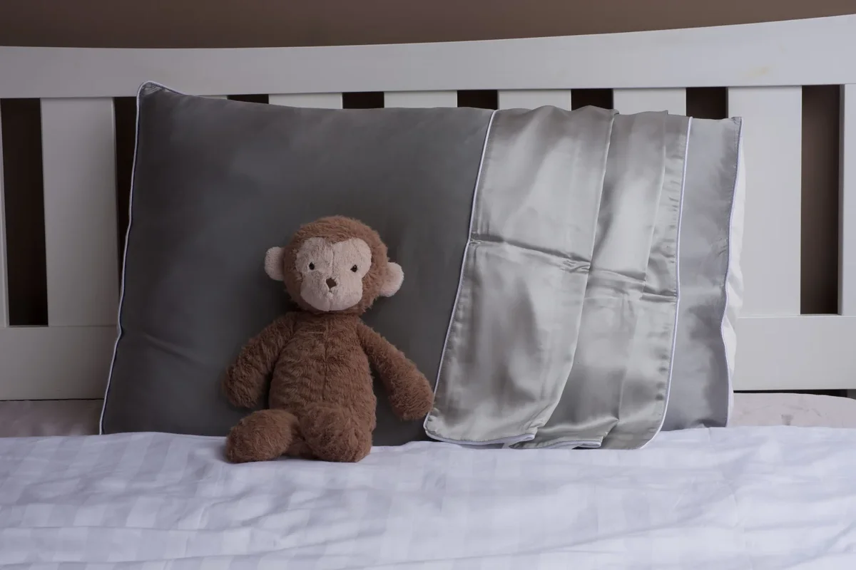 Housse de coussin en soie sur un lit élégant et moderne