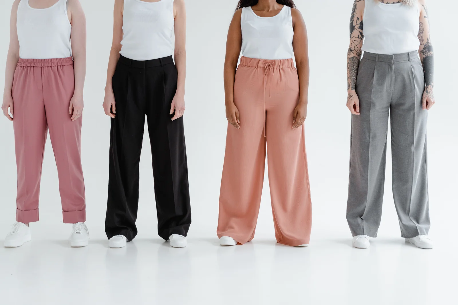 Pantalon large taille haute associé à un haut ajusté rentré