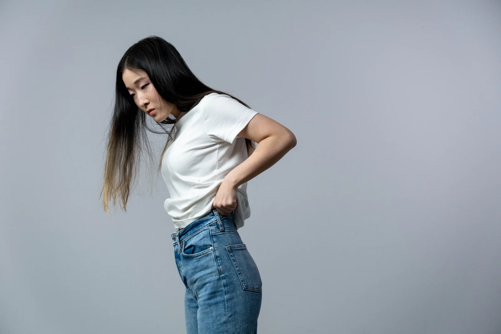 Haut blanc rentré dans un jean droit taille haute, la base du casual chic