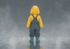 Tenue de pluie enfant : pourquoi il rentre trempé avec un imperméable