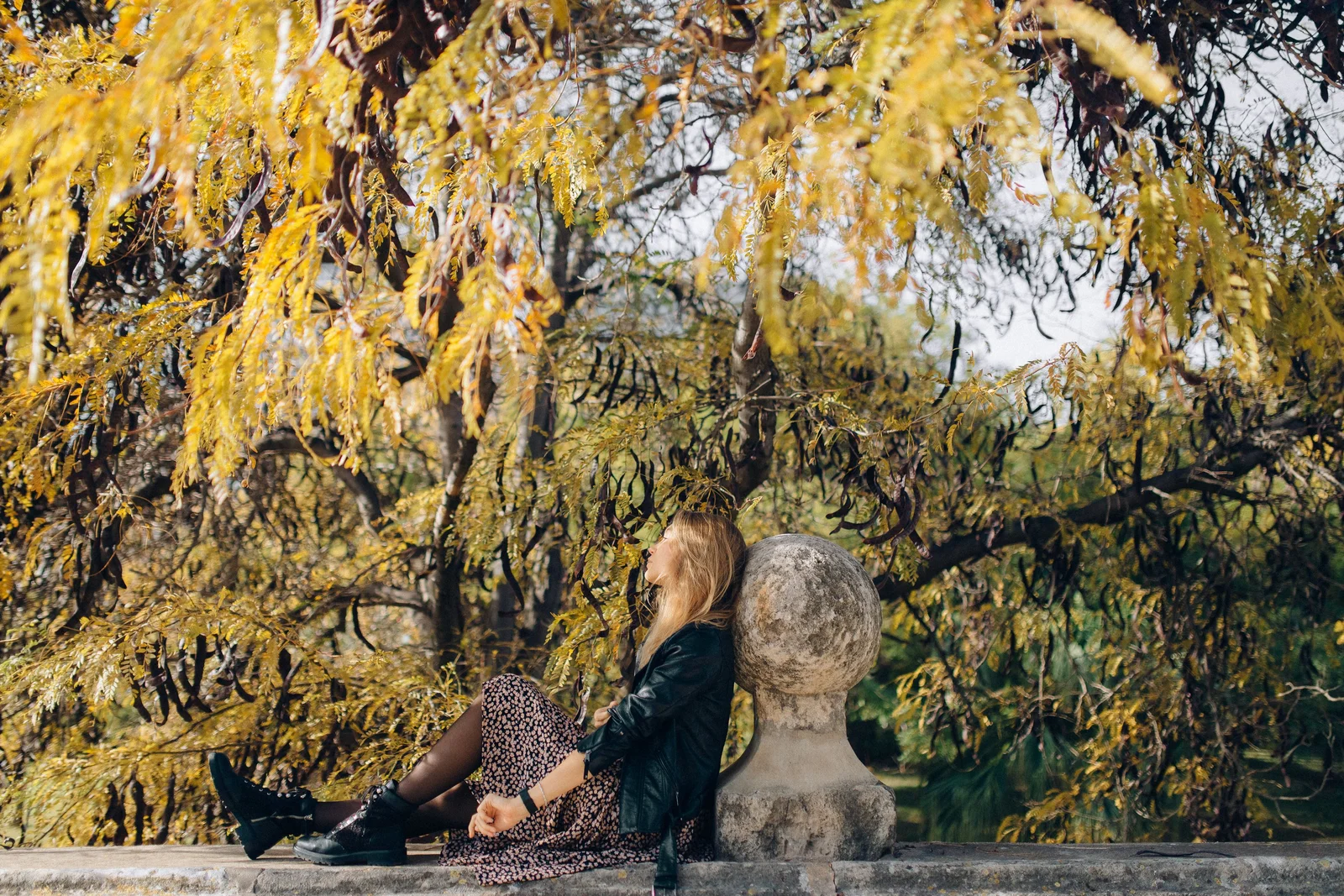 Robe droite portée avec une veste en cuir et des bottines